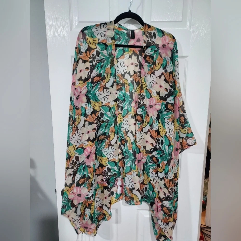Lane Bryant Sheer Floral/Tropical Tasseled Scarf Ruana in Size One size